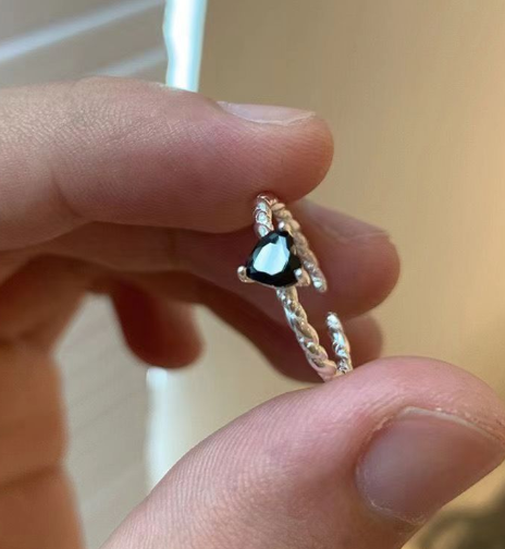 VELORA™ Minimalist Black Heart Zirconia Ring