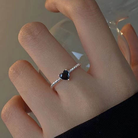 VELORA™ Minimalist Black Heart Zirconia Ring